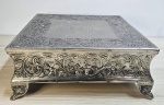 Antiga e rara base para santos ou vasos em metal prateado ricamente trabalhados  com detalhes florais, mede 14x36 cm.