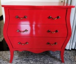 Belíssima comoda de 4 gavetas laqueadas de vermelho. Mede: 100x100x50  cm
