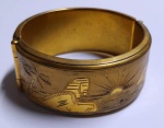 Bracelete feminina em metal dourado  retratando cenas do egípcio - 7 cm fechado. (cod. 21)