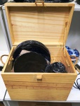 Lindo conjunto de louças pretas, jogo de jantar com 4 pratos rasos, 4 pratos fundos, 4 pratos de sobremesa e 4 xícaras com pires. Acompanha caixa de madeira .