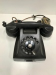 Telefone de mesa vintage cor preto, modelo rotativo Ericsson Ruen PTT, caracterizado pelo seu design clássico e funcionalidade de disco para discagem. possui um estilo retro, com o fone e o corpo em preto e o disco de discagem com números de 0 a 9, o que o torna um item decorativo e colecionável. Não testado, no estado de conservação.