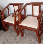 Par de cadeiras em madeira maciça com estofamento em tecido.
