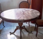 Mesa redonda com tampo de marmore e 4 cadeiras estilo medalhão - Marcas do tempo - retirada na casa do cliente .