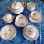 Lindo e antigo Jogo de porcelana na coloração  rosa floral com detalhes em ouro ( 7 peças ). um bule de cafe, açucareiro ,leilteria ,mantegueira, 2 xicaras comletas e 6 pires .