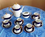 Lindo e antigo Jogo de porcelana na coloração azul  escuro com detalhes em ouro ( 9 peças ).. Contêm 1 bule de café ,açucareiro , leiteria e 6 xicaras completas