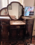Antigo Móvel Toilette em madeira nobre com tampo de mármore e vidro bisotado . Mede: 130 x 60 x 165 cm