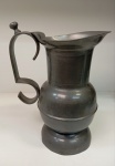 Antigo Jarro de água em estanho com alça , proveniente de  São João Del Rey- MG - Mede: 29 cm . No estado