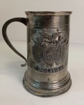 Caneca em  estanho Peltre com brasão da Bolívia - Mede: 20 cm 