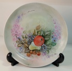 Prato pintado a mão com desenho de frutas e flores. Ass : Regina . Mede: 27 cm 