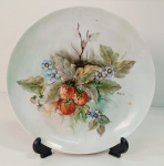 Prato pintado a mão com desenho de frutas e flores. Ass : Regina . Mede: 27 cm 