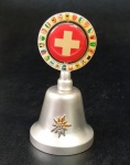 Sino de metal com brasões de famílias ao centro swiss bell - Mede: 90 cm 