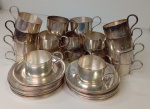 22  suporte de xicaras de café com alça liso de metalprata 90 cristofoli  e aurea e 23 pires de metal liso - no estado.