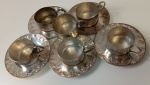 6 xícaras com alça de metal  com 5 pires com bordado floral. No estado