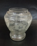 Vaso de cristal com desenhos lapidados sem tampa. Mede; 18 cm 