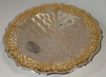 Fruteira de metal em detalhes dourado na borda e bordados vazados. Mede; 30 cm 