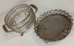 Suporte de metal redondo com bordados vazados com pés e sem contraste- Mede: 15 cm - No estado 