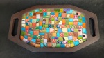 Bandeja de madeira com alça com arte de mosaico de vidros quadriculados