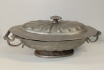 Sopeira oval com tampa de metal estanho com alças nas laterais com contraste no fundo da peça. Pequenas avarias - No estado . Mede: 34 cm 