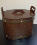 Cooler de madeira para armazenamento de bebidas ou gelo com detalhes de arco em ferro pregado em cravos - Mede: 41 x 36 cm 