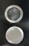 6 porta copos  de metal com desenhos nas bordas. Mede: 15 cm 