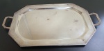 Bandeja de metal com alças nas laterais marca ST james. Mede:63 x 36 cm 