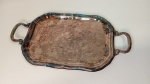 Bandeja de metal com alças nas laterais marca  soppil . Mede: 37x20 cm no estado 