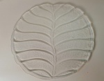 Fruteira redonda de vidro transparente com desenho de folha com ondulações. Mede: 36 cm 