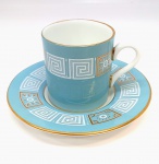 54)- Xícara inglês da famosa marca Wedwood, coleção Ásia,azul clara,pintura em arte Deco,desenhos geométricos na parte superior.