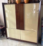 Móvel de madeira com duas portas em madeira maciça laqueada bege. Mede: 133 x 43 x 150 cm 