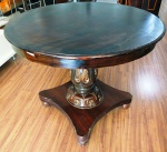 Mesa de canto em madeira de lei com pés adornados em florão dourado.  Possui alguns defeitos restauraveis . ( vide fotos ) Mede: 90 x 77 cm