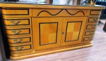 Buffet de madeira amarela com tampo de vidro .Trabalhado em filetes . Mede: 1,65 x 55 x 85 cm 