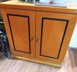 Armário de madeira amarela com 2 portas. Mede: 76 x 43 x 79 cm