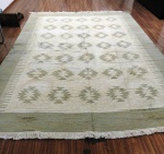 Lindo tapete estilo KILIM em Cinza esverdeado claro , Bem conservado, precisa higienização . Mede: 360 x 265 cm