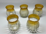 Cúpulas em grosso demi cristal, vintage bicolor com borda em tom âmbar, lote com 5 unidades, Med. 15x5x10 cm. Apresentam marcas do tempo, uso e bicados.