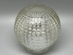 Globo em demi cristal, relevo piramidal, lote com 1 unidade, medidas 14x10 cm. Apresenta marcas do tempo, uso e bicados.