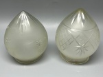 Globos em demi cristal satiné, formato e modelos semelhantes, lote com 2 unidades, medidas 14x8 cm e 14x7,5 cm. Apresentam marcas do tempo, uso e bicados.