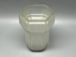 Cúpula Art Déco facetada em demi cristal satiné, lote com 1 unidade, medidas 15x11x6 cm. Apresenta marcas do tempo, uso e bicados.
