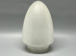 Cúpula em demi cristal satiné, formato cônico, lote com 1 unidade, medidas 18x12x8 cm. Apresenta marcas do tempo, uso e bicados.