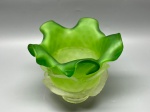 Cúpula bicolor fosca em formato de flor, lote com 1 unidade, medidas 14x5,5x15 cm. Apresenta marcas do tempo, uso e bicados.