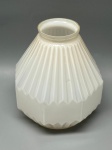 Cúpula leitosa em demi cristal, estilo Art Déco, com relevo facetado, medidas 15x16x14 cm. Apresenta marcas do tempo, uso e bicados.