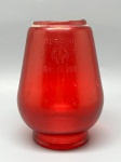 Cúpula vermelha em demi cristal, gravada com inscrição RURAL 16 NEU TERM, medidas 14x7x6 cm. Apresenta marcas do tempo, uso e bicados.