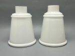 Par de cúpulas leitosas em demi cristal, formato de sino, medidas 14x4x10 cm. Apresentam marcas do tempo, uso e bicados.