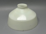 Cúpula leitosa em demi cristal, medidas 10x4x15,5 cm. Apresenta marcas do tempo, uso e bicados.