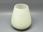 Cúpula leitosa em demi cristal, medidas 17x4x15 cm. Apresenta marcas do tempo, uso e bicados.