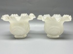 Par de cúpulas em demi cristal satinê, com decoração em relevo espiralado e borda ondulada, medidas 12x5,5x14,5 cm e 10x5,5x14,5 cm. Apresenta marcas do tempo, uso e bicados.