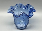 Cúpula em demi cristal translúcido na cor azul, com decoração em relevo geométrico e borda ondulada, medidas 12,5x6x14 cm. Apresenta marcas do tempo, uso e bicados.