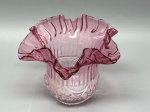 Cúpula em demi cristal, com leve degradê rosa, decoração em relevo canelado e geométrico, e borda ondulada, medidas 12x6x14 cm. Apresenta marcas do tempo, uso e bicados.