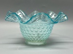 Cúpula em demi cristal translúcido na cor azul claro, com decoração em relevo de bolhas (hobnail) e borda ondulada plissada, medidas 9x5,5x15,5 cm. Apresenta marcas do tempo, uso e bicados.