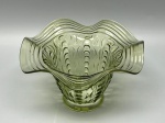 Cúpula em demi cristal translúcido na cor fumê claro, com decoração em relevo geométrico e canelado, e borda ondulada, medidas 9x5,5x15,5 cm. Apresenta marcas do tempo, uso e bicados.