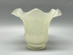 Cúpula em demi cristal satinê translúcido, com rica decoração em relevo pontilhado em padrão espinha de peixe e gomos canelados na base, acompanhada de borda ondulada plissada, medidas 11x5,5x13,5 cm. Apresenta marcas do tempo, uso e bicados.